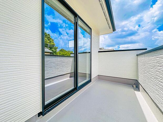 【洗濯物が多くても安心のワイドバルコニー】ワイドバルコニーは陽当り良好で、たっぷりのお洗濯物もよく乾きます!