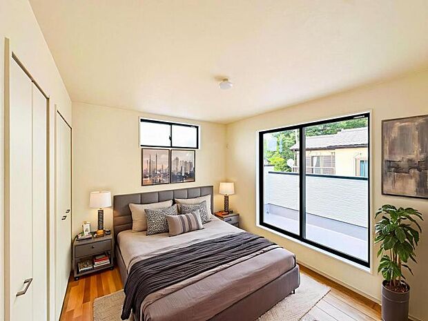 【2面採光で明るい洋室:6.5帖】※画像は実際の室内写真を基に家具・調度品の配置例をCG合成したもので、実際とは多少異なります。また、家具等は販売価格に含まれません。