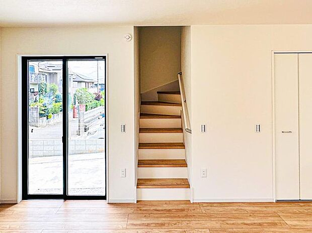 【リビングイン階段】ご家族が集まるリビングに階段を配置することで、開放感が得られるなどさまざまなメリットにつながります。