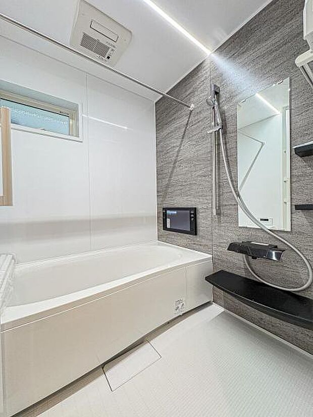 【多機能な一坪タイプの浴室】1坪以上の広い浴室ならお子様と並んで体を洗ってもゆとりがあります♪