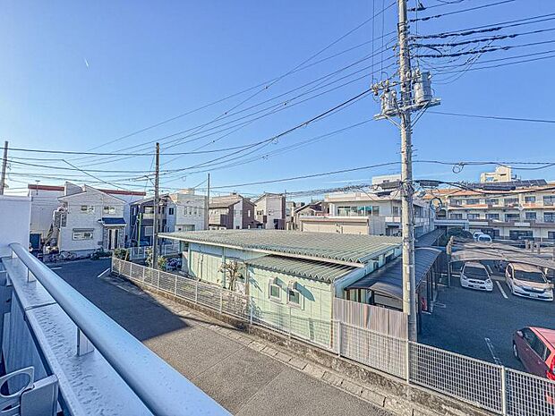 【開放感のあるバルコニーからの眺望】周囲に高い建物のないエリア。空が大きく感じます