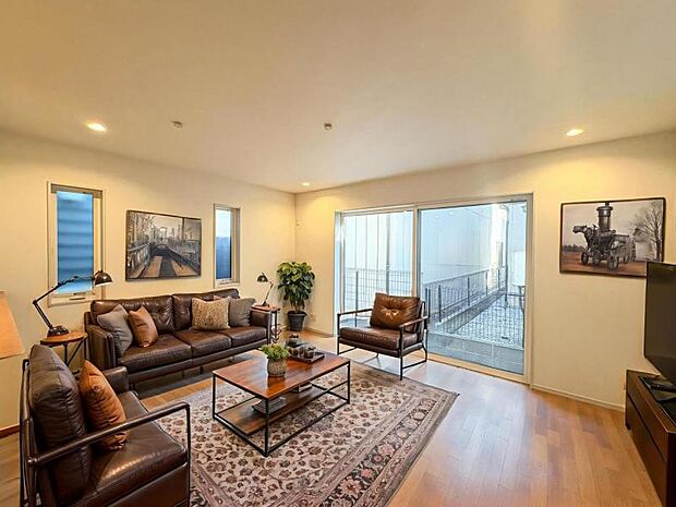 【南向きで明るく開放感のあるリビング:16帖】広いリビングは家族が自然と集まる居心地の良い空間※家具はCG合成の為付属しません。