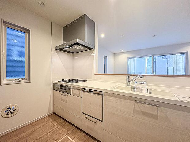 【リビングを見渡せる開放感のある対面式キッチン】リビングで遊ぶお子様にも目が届く、安心感で選ぶなら対面キッチン