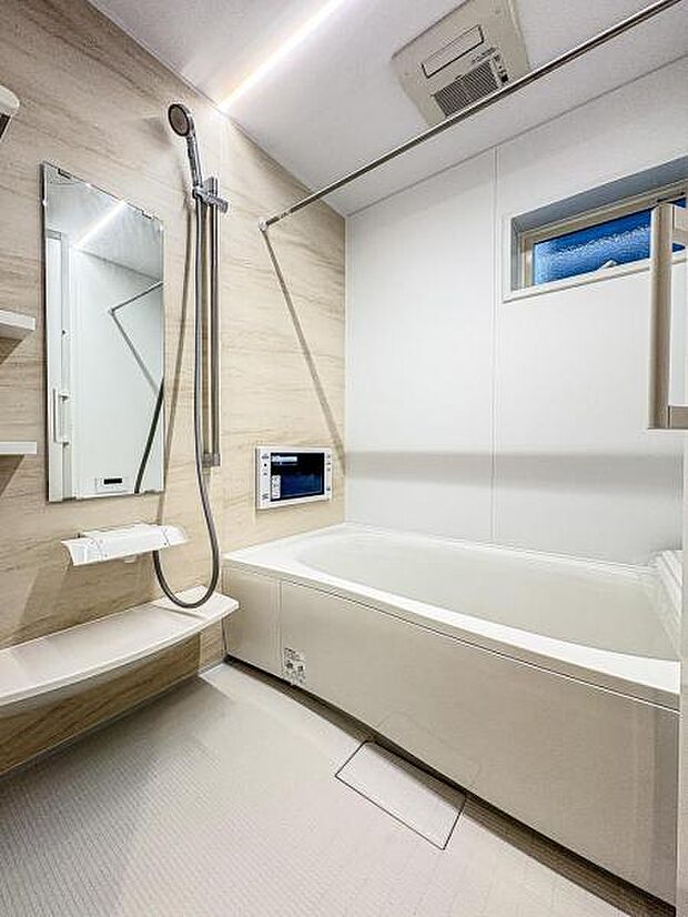 【多機能な一坪タイプの浴室】1坪以上の広い浴室ならお子様と並んで体を洗ってもゆとりがあります♪