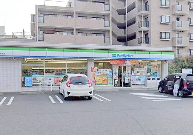 【ファミリーマート 座間小松原店】180m 駐車場が広く、品揃えが豊富です。定員さんの接客がとても丁寧です。.
