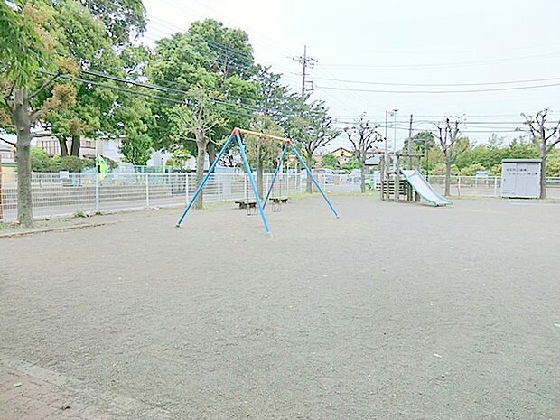 【小松原新開公園】350m 住宅街の中にある広い公園です。公園井は水飲み・手洗い場があります。
