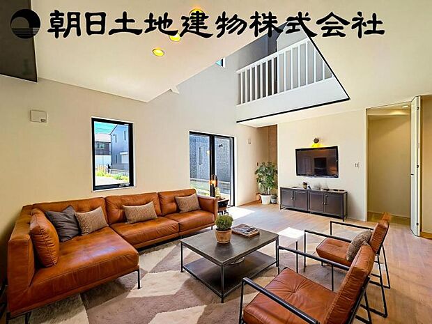 【約4.5帖の大型吹抜＋南向きで明るく開放感のあるリビング：18帖】※画像は実際の室内写真を基に家具・調度品の配置例をCG合成したもので、実際とは多少異なります。また、家具等は販売価格に含まれません。