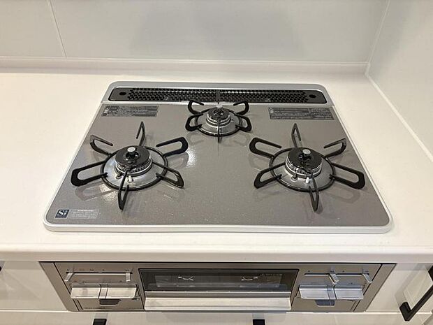 【三ツ口ガスコンロ】煮込み料理をする際にコンロが一つ塞がって他の料理ができなくて時間がかかる！そんな不満を解決してくれる3口コンロは他の調理ができるので捗ります！