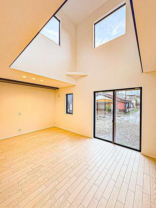 【開放感が増すリビング吹抜け】約4.5帖の大型吹抜け付きで開放感のある空間を演出してくれます♪