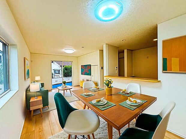 【南西向きで明るく開放感のあるリビング:16帖】※画像は実際の室内写真を基に家具・調度品の配置例をCG合成したもので、実際とは多少異なります。また、家具等は販売価格に含まれません。