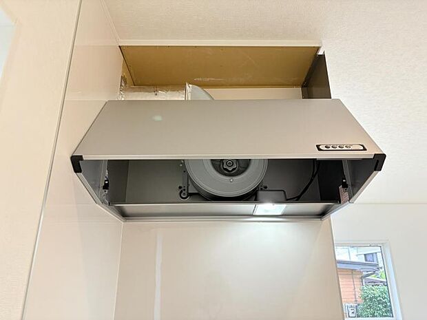 【スリム型レンジフード】稼働時の音が換気扇よりも静か 屋外とダイレクトにつながる換気扇と比べ、音が静かなメリットがあります。
