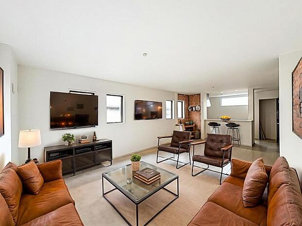 【南向きで明るく開放感のあるリビング：21帖】広いリビング・ダイニングがある新築一戸建ては、開放的で様々な楽しみ方ができます。（家具等は販売価格に含まれません。）