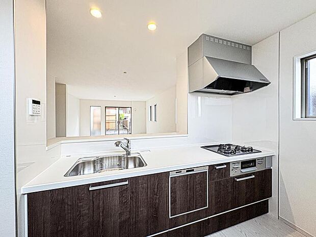 【リビングを見渡せる開放感のある対面式キッチン】対面タイプならキッチン内にいながらご家族やお客様との会話が楽しめます!