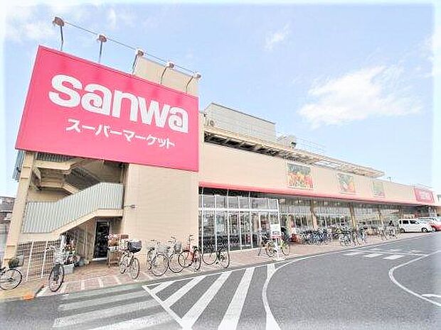 【三和 相武台店】1360m 食料品、お酒から日用品まで品揃えは豊富です。駐車場もあり便利です。
