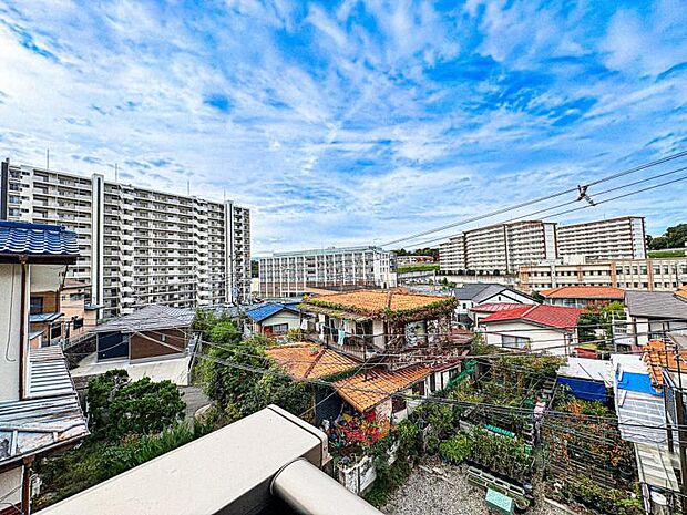 【開放感のあるバルコニーからの眺望】豊かな緑が雑音を消してくれるよう。眺めて景色よく、住んで静かな環境