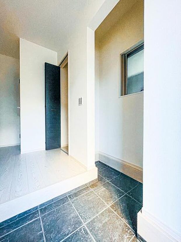 【シューズインクローゼット】靴、アウトドア道具、ゴルフバックなど屋外で使うことの多い物は外のホコリや汚れを極力中に持ち込まなくて済みます♪
