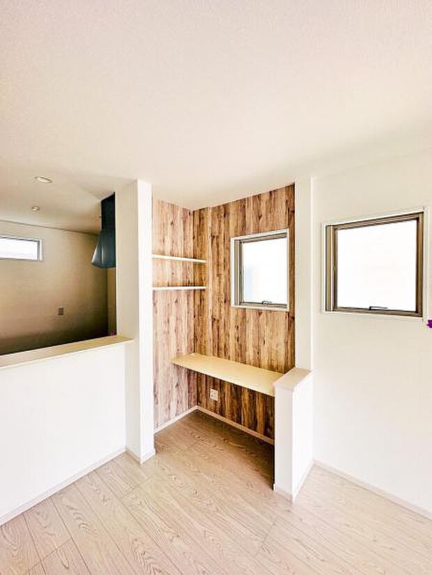 【スタディコーナー】リビングに設置することによって家族の間でコミュニケーションが活発になります。お子様がしっかり勉強しているのか見守ることもできます♪