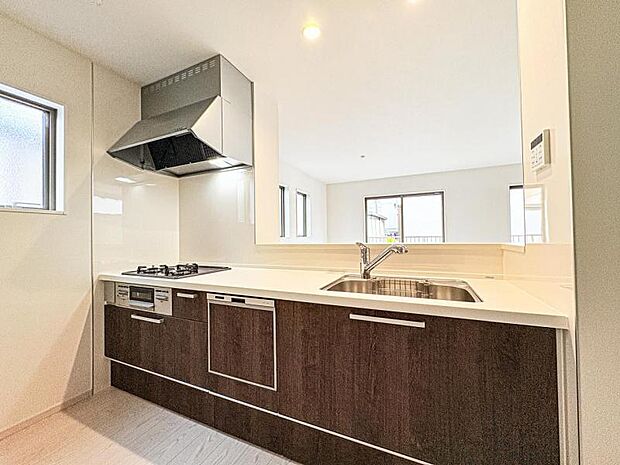 【リビングを見渡せる開放感のある対面式キッチン】リビングで遊ぶお子様にも目が届く、安心感で選ぶなら対面キッチン