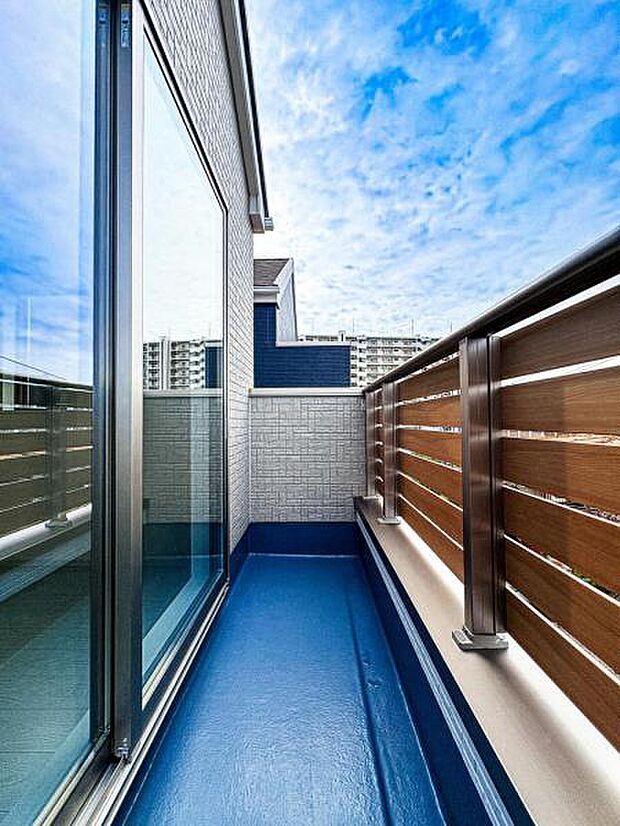 【洗濯物が多くても安心の2面バルコニー】家族全員分の布団もゆったり並べられる広々バルコニー!