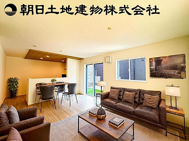 【南向きで明るく開放感のあるリビング：16帖】お店で見掛けた「あの家具」でも自由に配置できるゆとりのリビング空間。但し、家具等は販売価格に含まれません。