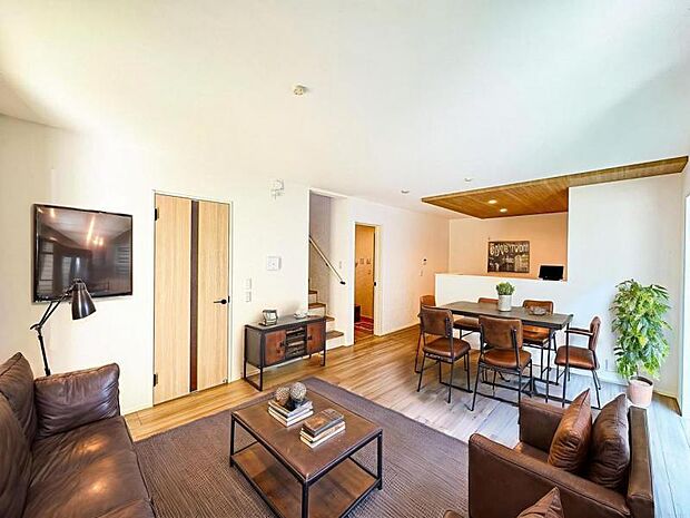 【南向きで明るく開放感のあるリビング：16帖】南側から射し込む陽射しは、家族の会話と共に明るい雰囲気を生み出します。但し、家具等は販売価格に含まれません。