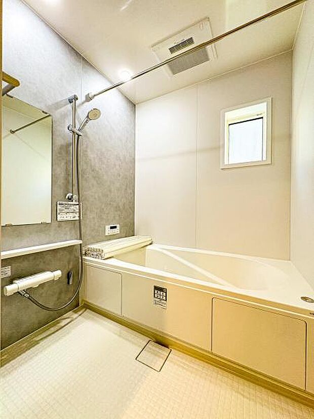 【多機能な一坪タイプの浴室】1坪以上の広い浴室ならお子様と並んで体を洗ってもゆとりがあります♪