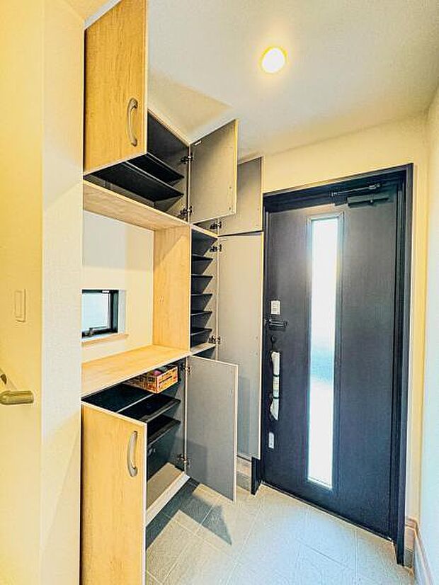 【明るく収納豊富な玄関】
