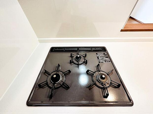 【三ツ口ガスコンロ】煮込み料理をする際にコンロが一つ塞がって他の料理ができなくて時間がかかる！そんな不満を解決してくれる3口コンロは他の調理ができるので捗ります！