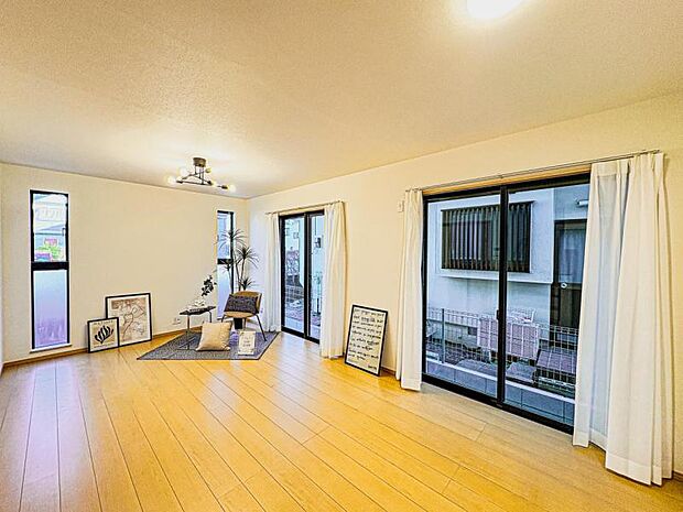 【南向きで明るく開放感のあるリビング：15帖】