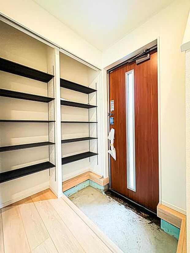 【明るく収納豊富な玄関】可動棚で調整可、ロングブーツやトレッキング靴もすっぽり収まる玄関収納