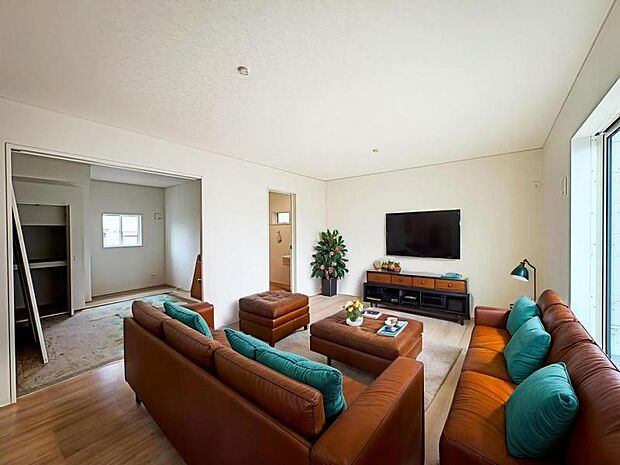 【南向きで明るく開放感のあるリビング:16帖】広いリビングは家族が自然と集まる居心地の良い空間