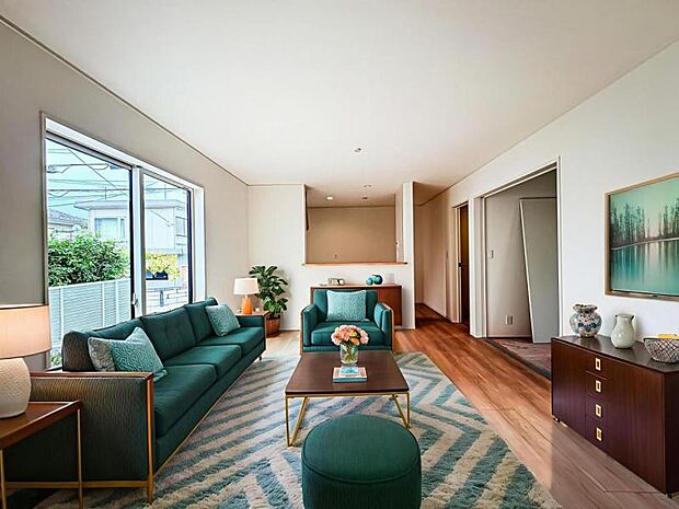 【南向きで明るく開放感のあるリビング:16帖】広いリビングは家族のだんらんはもちろん、お子様のリビング学習にもぴったり