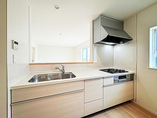 【リビングを見渡せる開放感のある対面式キッチン】対面タイプならキッチン内にいながらご家族やお客様との会話が楽しめます