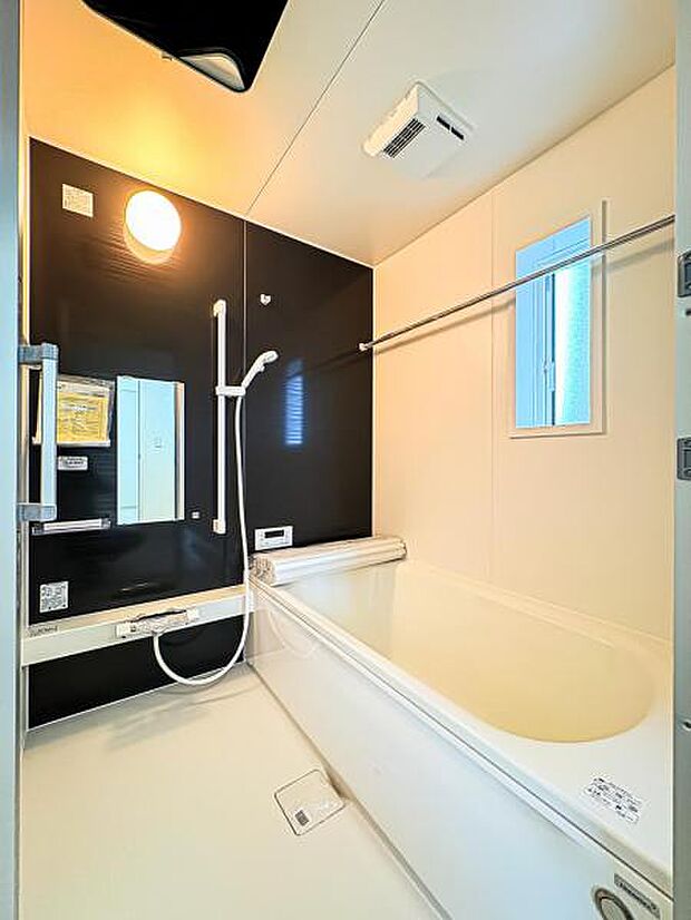 【多機能な一坪タイプの浴室】広々1坪タイプのゆったり浴室ユニット。防カビ抗菌素材なのもうれしい