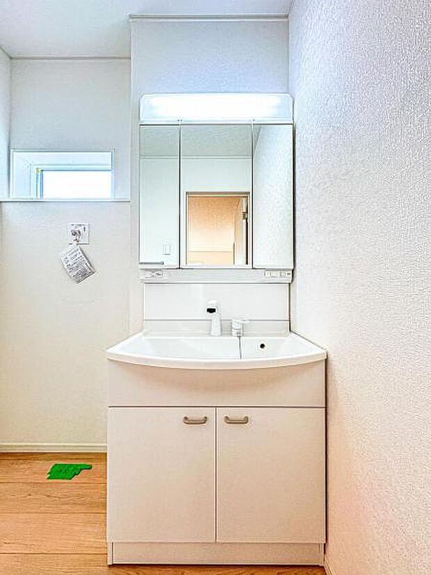 【嬉しい収納豊富な三面鏡洗面台】左右の鏡を開いて三面鏡としても使える大型の鏡を設置。鏡の裏には、洗面用具などを機能的に収納できるスペースを設けています。