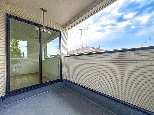 【洗濯物が多くても安心のインナーバルコニー】夏には子供用プールも広げられるワイドバルコニー!