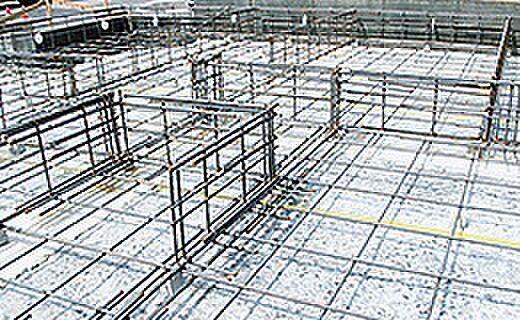【基礎構造部分】フラット35の工事仕様書では、立ち上がりの主筋が13mm以上となっておりますが、当社では13mmの鉄筋ではなく16mmの鉄筋を採用しています。