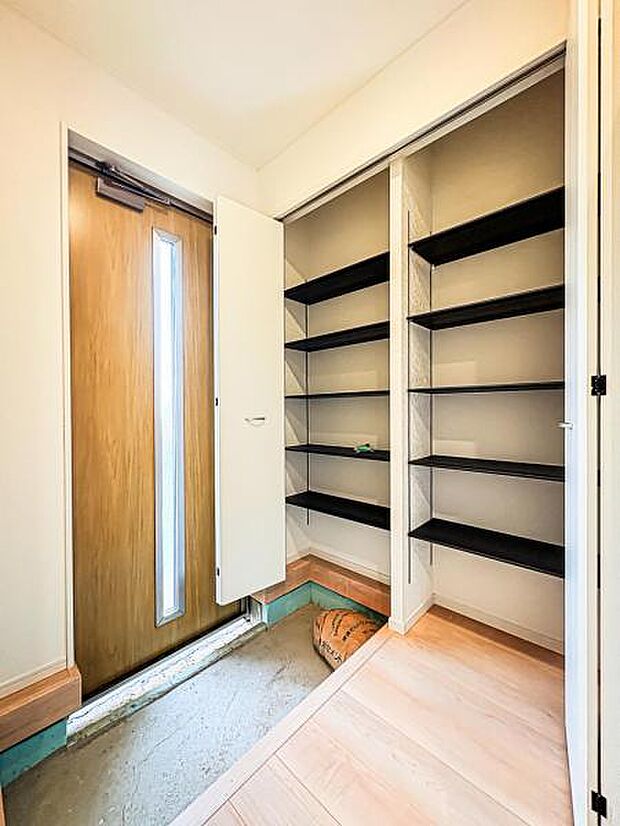 【明るく収納豊富な玄関】天井までの高さがあるタップリ玄関収納、姿見・小引き出し付きなのも便利