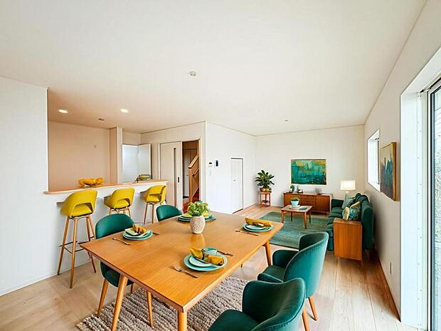 【南向きで明るく開放感のあるリビング:17帖】広いリビングは家族のだんらんはもちろん、お子様のリビング学習にもぴったり