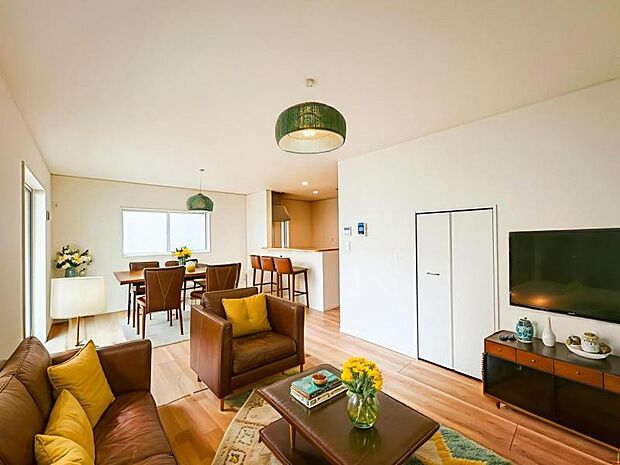 【南向きで明るく開放感のあるリビング:17帖】広いリビングは家族が自然と集まる居心地の良い空間