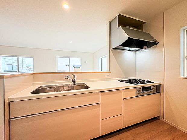 【リビングを見渡せる開放感のある対面式キッチン】リビングで遊ぶお子様にも目が届く、安心感で選ぶなら対面キッチン