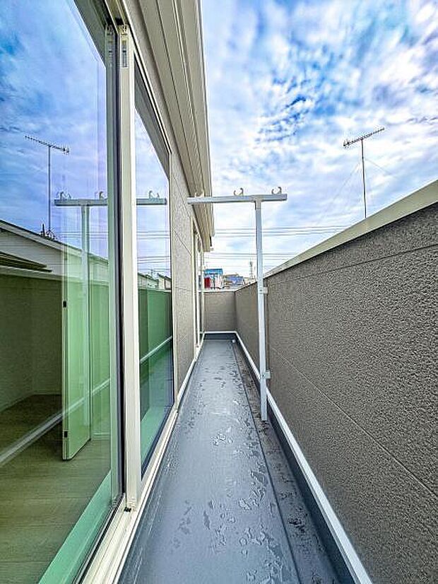 【洗濯物が多くても安心の南面バルコニー】南向きの大型バルコニーは陽当り良好で、たっぷりのお洗濯物もよく乾きます!