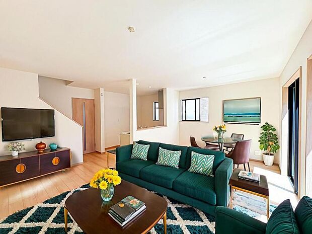 【南向きで明るく開放感のあるリビング：16帖】※画像は実際の室内写真を基に家具・調度品の配置例をCG合成したもので、実際とは多少異なります。また、家具等は販売価格に含まれません。