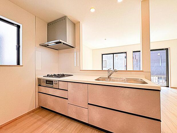 【リビングを見渡せる開放感のある対面式キッチン】対面キッチンならお子様と会話しながらのお料理も可能♪