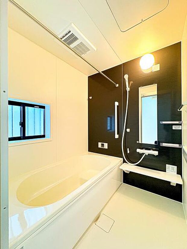 【多機能な一坪タイプの浴室】広々1坪タイプのゆったり浴室ユニット。防カビ抗菌素材なのもうれしい