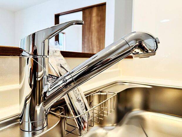 【浄水器一体型水栓】浄水器付きでいつでもおいしい水をいつでも手軽に使えます。飲み水やお料理にも安心ですね