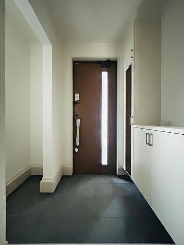 【玄関】玄関にはシューズボックス以外にも収納スペースございます。