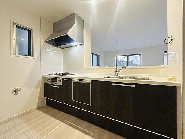 【キッチン】明るく開放感があるキッチンはリビングが見渡せる対面キッチンを採用。