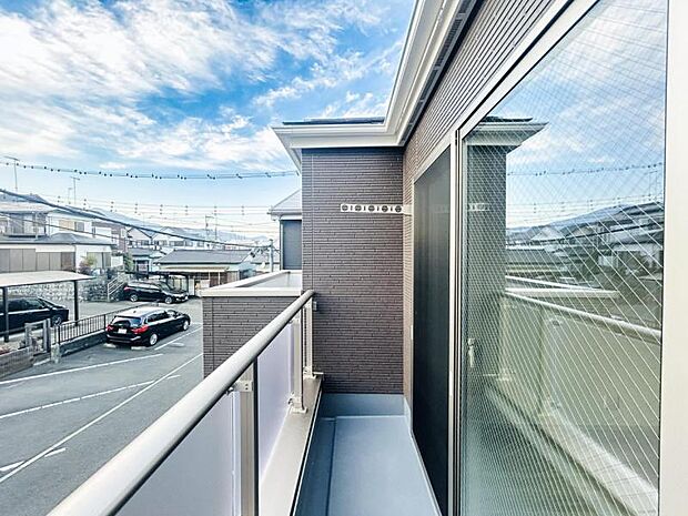 【バルコニー】日当りよく、心地良い風に吹かれてホッと一息ついてください。