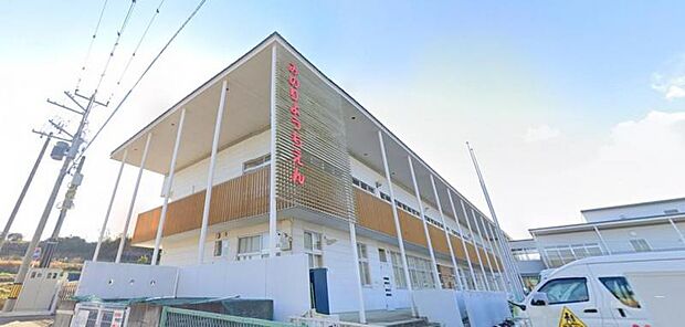 【伊勢原みのり幼稚園】810ｍ　自然観察やお砂場遊びなどを積極的に行っている幼稚園です。室内プールがあるのも特色の1つです。のびのびとした雰囲気の園です。